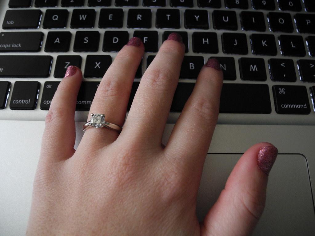 Tips for å velge riktig hånd til din forlovelsesring